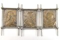 Kaiserreich und 1. Weltkrieg, patriotiascher Aufsteller aus Metall. Die drei Reliefplatten darstellend Kaiser Friedrich III, Kaiser Wilhelm der Große, Kaiser Wilhelm II. Maße der Reliefs jeweils 3,5 x 5cm
