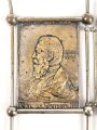 Kaiserreich und 1. Weltkrieg, patriotiascher Aufsteller aus Metall. Die drei Reliefplatten darstellend Kaiser Friedrich III, Kaiser Wilhelm der Große, Kaiser Wilhelm II. Maße der Reliefs jeweils 3,5 x 5cm