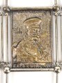 Kaiserreich und 1. Weltkrieg, patriotiascher Aufsteller aus Metall. Die drei Reliefplatten darstellend Kaiser Friedrich III, Kaiser Wilhelm der Große, Kaiser Wilhelm II. Maße der Reliefs jeweils 3,5 x 5cm