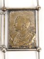 Kaiserreich und 1. Weltkrieg, patriotiascher Aufsteller aus Metall. Die drei Reliefplatten darstellend Kaiser Friedrich III, Kaiser Wilhelm der Große, Kaiser Wilhelm II. Maße der Reliefs jeweils 3,5 x 5cm