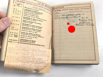Soldbuch, Wehrpaß und Feldpost eines Sanitäters