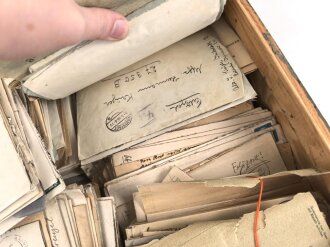 Gewaltiges Konvolut Feldpost / Post eines Soldaten. Viele hundert Belege in einem Holzkoffer, dieser vermutlich aus der Kriegsgefangenschaft.