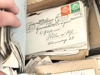 Gewaltiges Konvolut Feldpost / Post eines Soldaten. Viele hundert Belege in einem Holzkoffer, dieser vermutlich aus der Kriegsgefangenschaft.