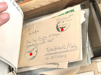 Gewaltiges Konvolut Feldpost / Post eines Soldaten. Viele hundert Belege in einem Holzkoffer, dieser vermutlich aus der Kriegsgefangenschaft.
