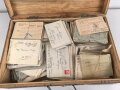 Gewaltiges Konvolut Feldpost / Post eines Soldaten. Viele hundert Belege in einem Holzkoffer, dieser vermutlich aus der Kriegsgefangenschaft.
