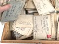 Gewaltiges Konvolut Feldpost / Post eines Soldaten. Viele hundert Belege in einem Holzkoffer, dieser vermutlich aus der Kriegsgefangenschaft.