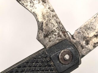 British 1943 dated military pocket knife, made by W & S Sheffield. Works just fine, uncleaned, Blade broken