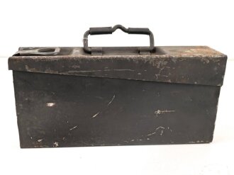 Waffenmeister Petroleumskasten ( Patronenkasten  ) mit Aufschabloniertem " P"  für Waffenmeister. Originallack, guter Zustand, ungereinigt. Datiert 1941