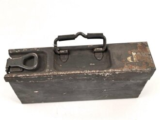 Waffenmeister Petroleumskasten ( Patronenkasten  ) mit Aufschabloniertem " P"  für Waffenmeister. Originallack, guter Zustand, ungereinigt. Datiert 1941