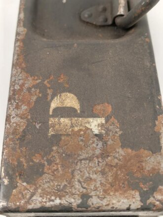 Waffenmeister Petroleumskasten ( Patronenkasten  ) mit Aufschabloniertem " P"  für Waffenmeister. Originallack, guter Zustand, ungereinigt. Datiert 1941