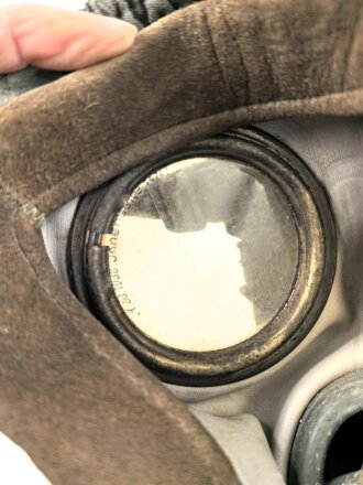 Gasmaske Wehrmacht in Bereitschaftsbüchse. Alle Teile 1937 und 1938 gestempelt. Weicher Maskenkörper
