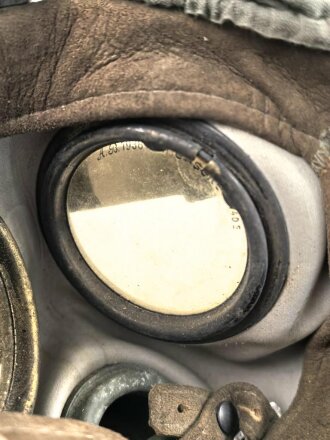 Gasmaske Wehrmacht in Bereitschaftsbüchse. Alle Teile 1937 und 1938 gestempelt. Weicher Maskenkörper
