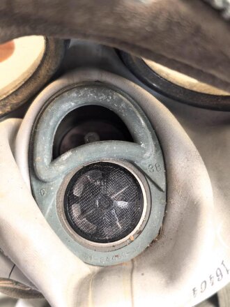Gasmaske Wehrmacht in Bereitschaftsbüchse. Alle Teile 1937 und 1938 gestempelt. Weicher Maskenkörper