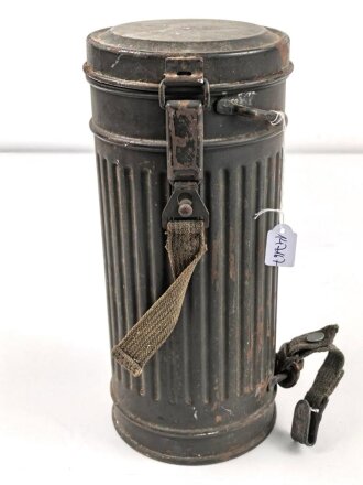 Gasmaske Wehrmacht in Bereitschaftsbüchse. Alle Teile 1937 und 1938 gestempelt. Weicher Maskenkörper