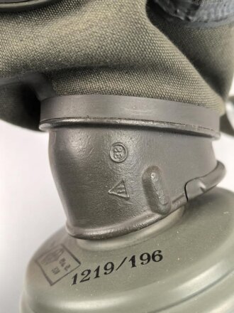 Gasmaske Wehrmacht in Bereitschaftsbüchse. Alle Teile 1937 und 1938 gestempelt. Weicher Maskenkörper
