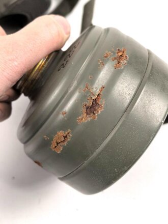 Gasmaske Wehrmacht in Bereitschaftsbüchse. Alle Teile 1937 und 1938 gestempelt. Weicher Maskenkörper