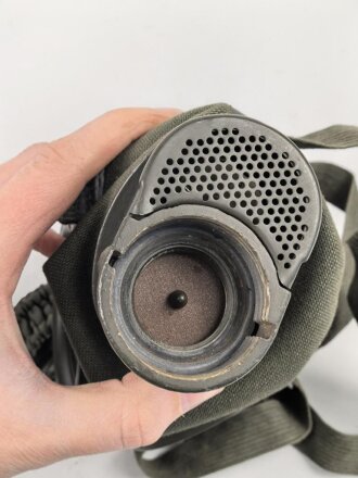 Gasmaske Wehrmacht in Bereitschaftsbüchse. Alle Teile 1937 und 1938 gestempelt. Weicher Maskenkörper