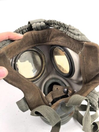 Gasmaske Wehrmacht in Bereitschaftsbüchse. Alle Teile 1937 und 1938 gestempelt. Weicher Maskenkörper