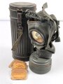 Gasmaske Wehrmacht in Bereitschaftsbüchse. Alle Teile 1937 und 1938 gestempelt. Weicher Maskenkörper