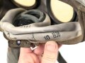 Gasmaske Wehrmacht in Bereitschaftsbüchse. Alle Teile 1937 und 1938 gestempelt. Weicher Maskenkörper