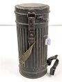 Gasmaske Wehrmacht in Bereitschaftsbüchse. Alle Teile 1937 und 1938 gestempelt. Weicher Maskenkörper