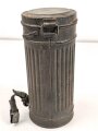 Gasmaske Wehrmacht in Bereitschaftsbüchse. Alle Teile 1937 und 1938 gestempelt. Weicher Maskenkörper