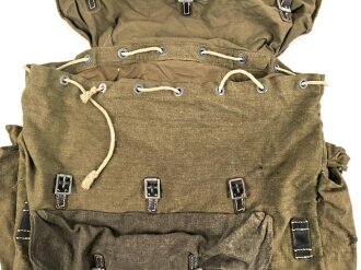 Rucksack für Angehörige von Gebirgstruppen der Wehrmacht. Guter Gesamtzustand, spätes Stück mit Reichsbetriebsnummer