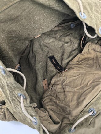 Rucksack für Angehörige von Gebirgstruppen der Wehrmacht. Guter Gesamtzustand, spätes Stück mit Reichsbetriebsnummer