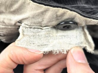 Hitlerjugend, schwarze, kurze Cordhose. Das RZM Etikett verwaschen, ungereinikgtes, getragenes Stück