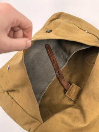 Brotbeutel für Angehörige von Parteiverbänden. Die Koppelschlaufen entfernt, mit Trageriemen