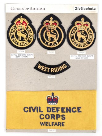 Großbritannien, Sammlung Ärmelabzeichen und Armbinde Zivilschutz, auf Karton getackert