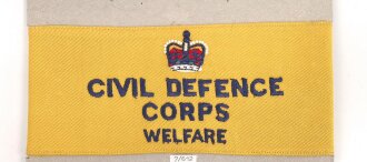 Großbritannien, Sammlung Ärmelabzeichen und Armbinde Zivilschutz, auf Karton getackert