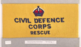 Großbritannien, Sammlung Armbinden Zivilschutz, auf Karton getackert