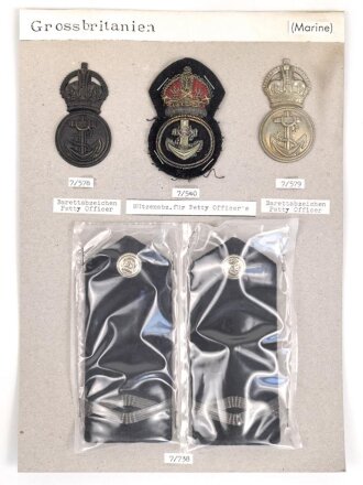 Großbritannien, Sammlung Mützenabzeichen und Schulterklappen Marine, auf Karton getackert