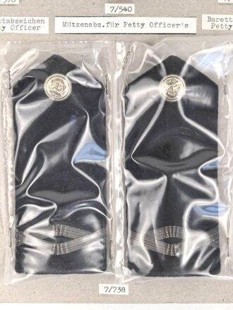 Großbritannien, Sammlung Mützenabzeichen und Schulterklappen Marine, auf Karton getackert