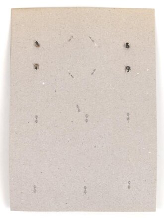 Großbritannien, Sammlung Mützenabzeichen und Schulterklappen Marine, auf Karton getackert