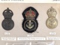 Großbritannien, Sammlung Mützenabzeichen und Schulterklappen Marine, auf Karton getackert