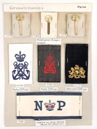 Großbritannien, Sammlung verschiedener Effekten Marine, auf Karton getackert