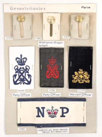 Großbritannien, Sammlung verschiedener Effekten Marine, auf Karton getackert