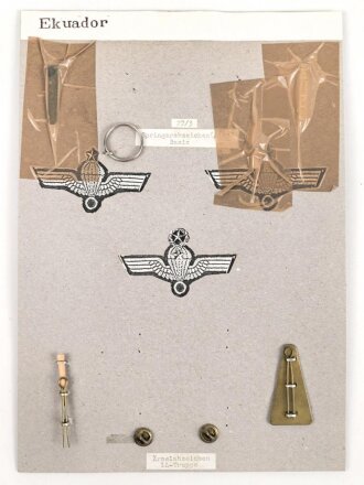 Großbritannien, Sammlung Mützen und Effektenabzeichen, teils auf Karton getackert