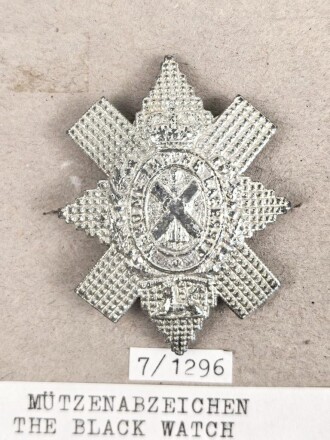 Großbritannien, Sammlung Mützen und Effektenabzeichen, teils auf Karton getackert