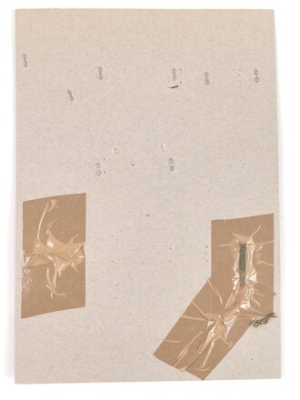 Großbritannien, Sammlung Mützen und Effektenabzeichen, teils auf Karton getackert