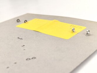 Großbritannien, Sammlung Mützenabzeichen und Rangabzeichen, auf Karton getackert