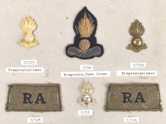 Großbritannien, Sammlung Mützenabzeichen und Rangabzeichen Artillerie, auf Karton getackert