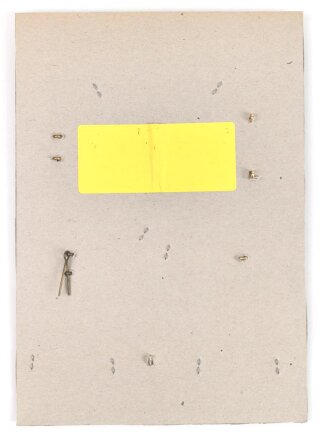 Großbritannien, Sammlung Mützenabzeichen und Rangabzeichen Artillerie, auf Karton getackert