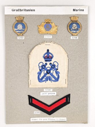 Großbritannien, Sammlung Mützen und Ärmelabzeichen Marine, auf Karton getackert