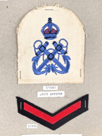 Großbritannien, Sammlung Mützen und Ärmelabzeichen Marine, auf Karton getackert