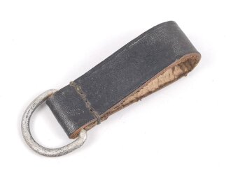 Aufschiebeschlaufe für Querriemen oder Gehänge zum Dienstdolch, schwarzes Leder. Gesamthöhe ohne D-Ring 6cm