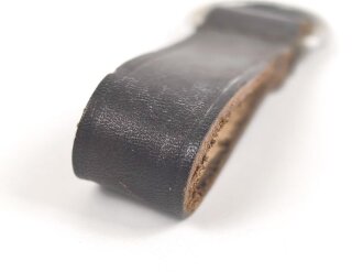 Aufschiebeschlaufe für Querriemen oder Gehänge zum Dienstdolch, schwarzes Leder. Gesamthöhe ohne D-Ring 6cm