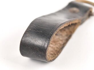 Aufschiebeschlaufe für Querriemen oder Gehänge zum Dienstdolch, schwarzes Leder. Gesamthöhe ohne D-Ring 7,5cm